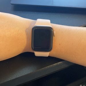 APPLE WATCH SERIES 4 ROSE GOLD 40 MM with S/M Pink band!